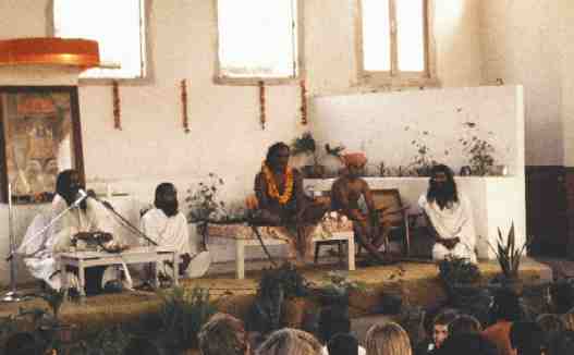 Sri Tat Wale Baba lectures, Maharishi Mahesh Yogi translates.